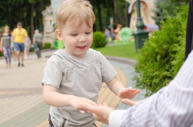 Küçük bir bebek babası ile eğleniyor