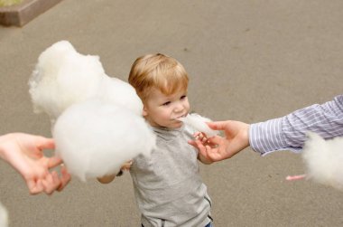 Küçük bebek oğlan pamuk şeker yiyor