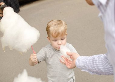 Küçük bebek oğlan pamuk şeker yiyor