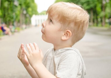 Küçük bir bebek eğleniyor