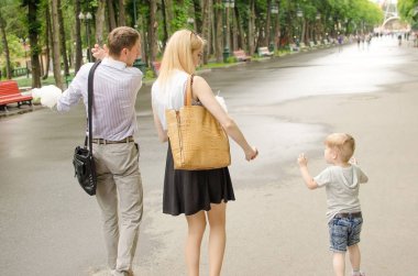 Genç aile pamuk şeker yiyor