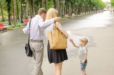 Genç aile pamuk şeker yiyor