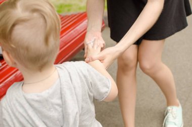 Genç Anne onun küçük oğlu dikkat çekici