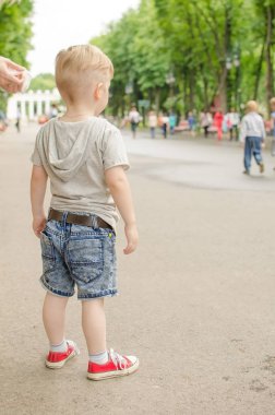 Küçük bir bebek eğleniyor