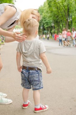 Küçük bir bebek eğleniyor