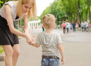 Küçük bir bebek eğleniyor