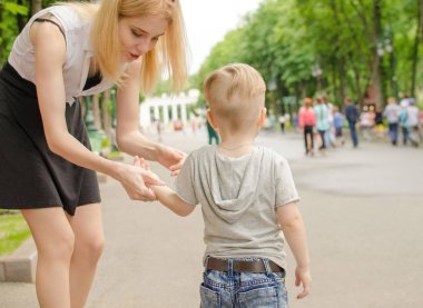 Küçük bir bebek eğleniyor
