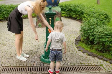 Küçük bebek çocuk ellerini yıkıyor