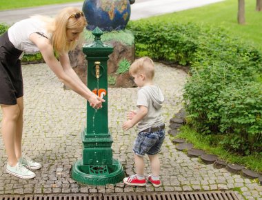 Küçük bebek çocuk ellerini yıkıyor