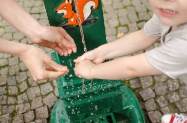 Küçük bebek çocuk ellerini yıkıyor