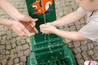 Küçük bebek çocuk ellerini yıkıyor