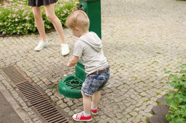 Küçük bebek çocuk ellerini yıkıyor