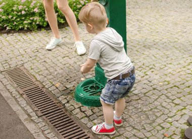 Küçük bebek çocuk ellerini yıkıyor