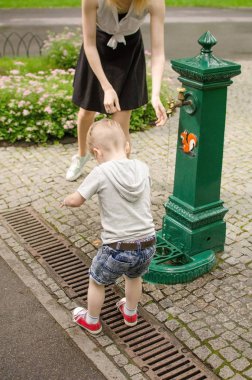 Küçük bebek çocuk ellerini yıkıyor