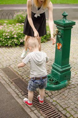 Küçük bebek çocuk ellerini yıkıyor