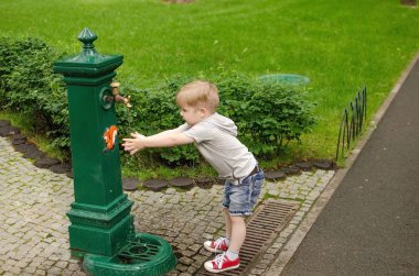 Küçük bir bebek el yıkama