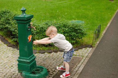 Küçük bir bebek el yıkama