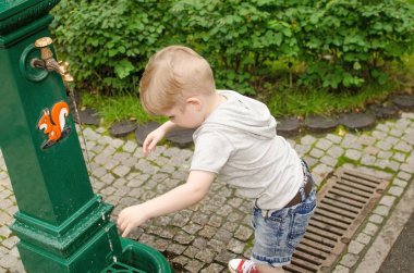 Küçük bir bebek el yıkama