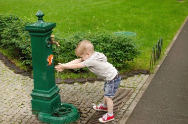Küçük bir bebek el yıkama