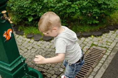 Küçük bir bebek el yıkama