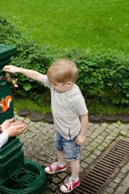 Küçük bir bebek el yıkama