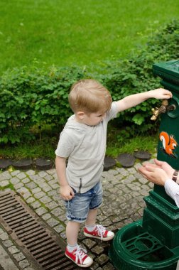 Küçük bir bebek el yıkama