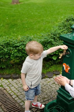 Küçük bir bebek el yıkama