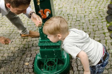 Küçük bir bebek babası ile el yıkama