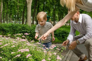 Genç aile eğleniyor