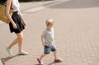 Küçük bebek çocuk annesi ile eğleniyor