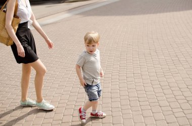 Küçük bebek çocuk annesi ile eğleniyor