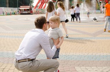 Küçük bir bebek babası ile eğleniyor