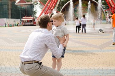 Küçük bir bebek babası ile eğleniyor