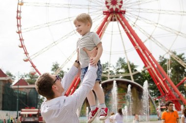 Küçük bir bebek babası ile eğleniyor