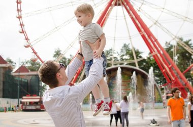 Küçük bir bebek babası ile eğleniyor