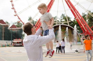 Küçük bir bebek babası ile eğleniyor