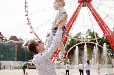 Küçük bir bebek babası ile eğleniyor