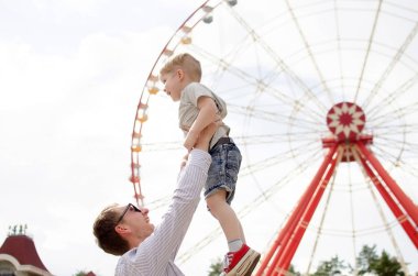 Küçük bir bebek babası ile eğleniyor