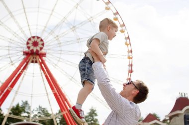 Küçük bir bebek babası ile eğleniyor
