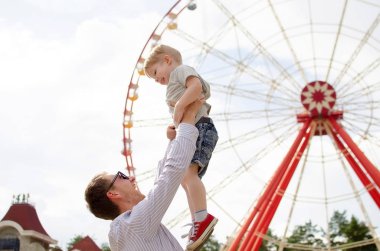 Küçük bir bebek babası ile eğleniyor