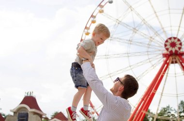 Küçük bir bebek babası ile eğleniyor