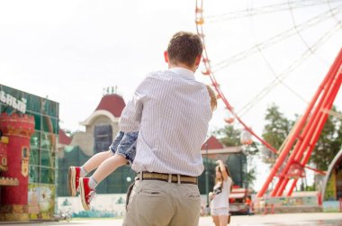 Küçük bir bebek babası ile eğleniyor