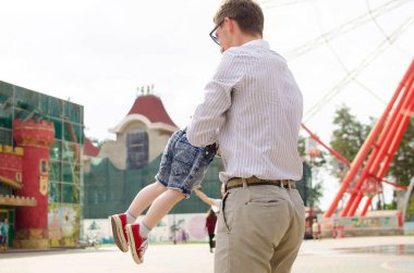 Küçük bir bebek babası ile eğleniyor