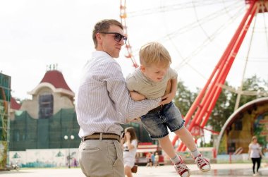 Küçük bir bebek babası ile eğleniyor