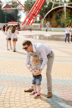 Küçük bir bebek babası ile eğleniyor