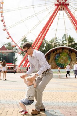 Küçük bir bebek babası ile eğleniyor