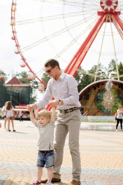 Küçük bir bebek babası ile eğleniyor