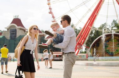 Genç aile eğleniyor