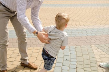 Küçük bir bebek babası ile eğleniyor