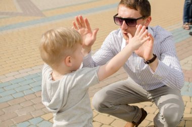 Küçük bir bebek babası ile eğleniyor